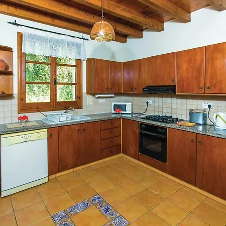펜션 Beautiful In Paphos With 3 Bedrooms, Outdoor Swimming Pool And Swimming Pool 밀리우