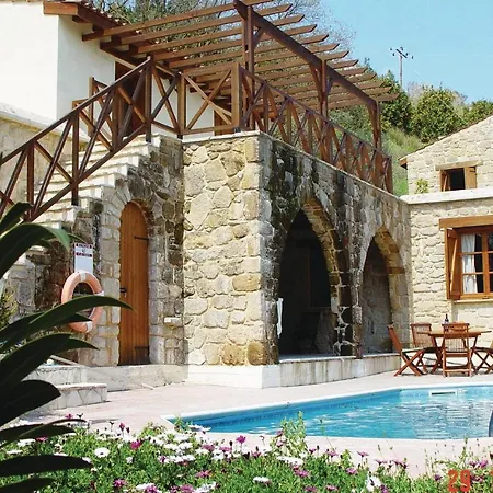 Beautiful In Paphos With 3 Bedrooms, Outdoor Swimming Pool And Swimming Pool Case de vacanță *