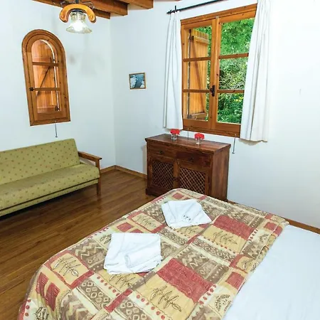 Beautiful In Paphos With 3 Bedrooms, Outdoor Swimming Pool And Swimming Pool Case de vacanță Miliou